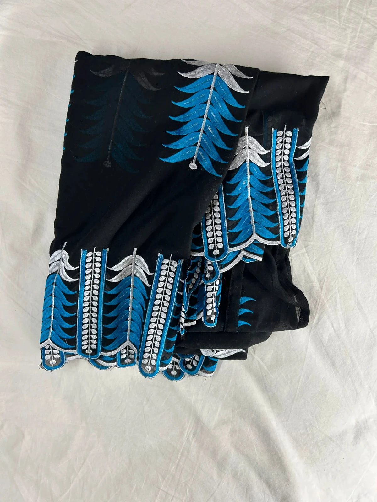 Vintage zwarte tafelkleed met geborduurd blauw motief – photo 10